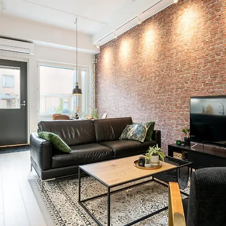 Alvari, Ilmainen Pysaekoeinti Laempimaessae Autohallissa, Free Parking In Warm Garage * クオピオ