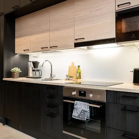 Alvari, Ilmainen Pysaekoeinti Laempimaessae Autohallissa, Free Parking In Warm Garage