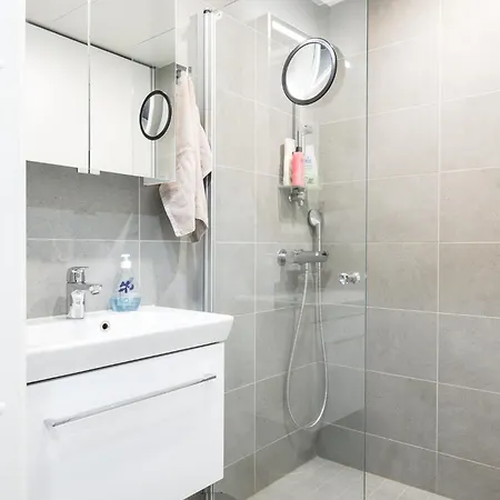 Alvari, Ilmainen Pysaekoeinti Laempimaessae Autohallissa, Free Parking In Warm Garage