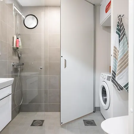 Alvari, Ilmainen Pysaekoeinti Laempimaessae Autohallissa, Free Parking In Warm Garage アパート