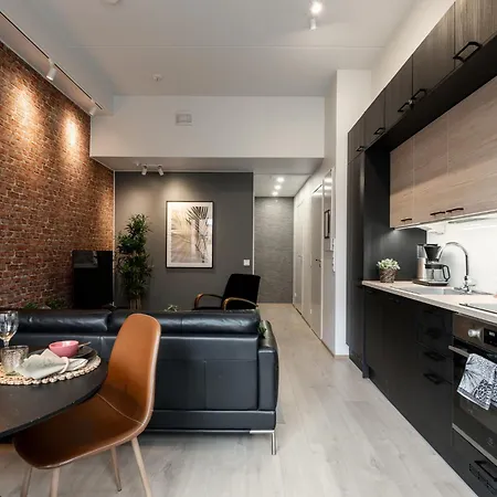 Alvari, Ilmainen Pysaekoeinti Laempimaessae Autohallissa, Free Parking In Warm Garage 公寓 库奥皮奥