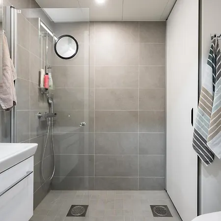 Alvari, Ilmainen Pysaekoeinti Laempimaessae Autohallissa, Free Parking In Warm Garage 库奥皮奥