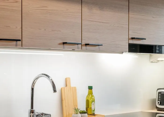 Alvari, Ilmainen Pysaekoeinti Laempimaessae Autohallissa, Free Parking In Warm Garage *