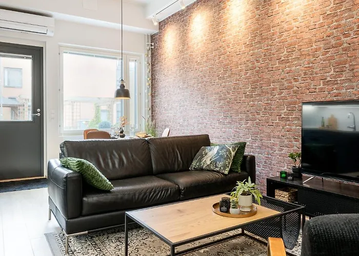 Alvari, Ilmainen Pysaekoeinti Laempimaessae Autohallissa, Free Parking In Warm Garage * Κουόπιο