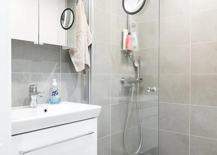 Alvari, Ilmainen Pysaekoeinti Laempimaessae Autohallissa, Free Parking In Warm Garage