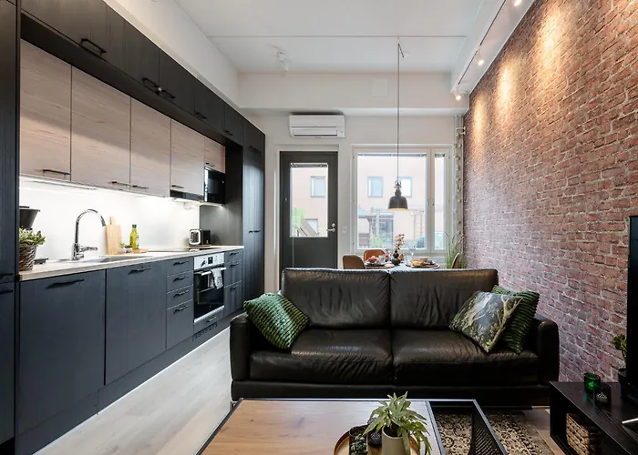 Alvari, Ilmainen Pysaekoeinti Laempimaessae Autohallissa, Free Parking In Warm Garage